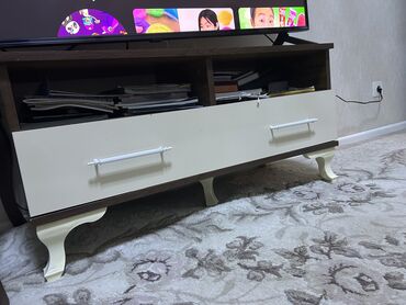 TV altlığı: Tv üçün uzunluğu 1metr, siyirməsi var. Qiyməti 30Azn