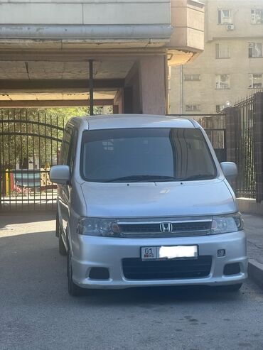 мотор на степвагон: Серебристый минивэн Honda Stepwgn, оснащенный двигателем 2.0