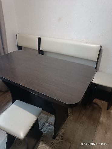 table study: Кухонный уголок с обеденным столом и двумя табуретами. Состав — 3