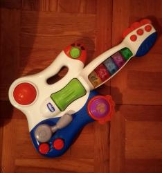 музыкальная игрушка: Продаю музыкальную гитару "Сhicco", возраст 3+, рабочая, питание