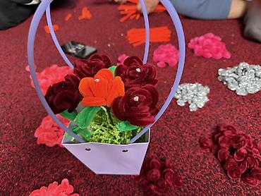 Цветы из синельной проволоки: Яркие декоративные букеты из мягких плюшевых «проволочных» цветов. - — 16