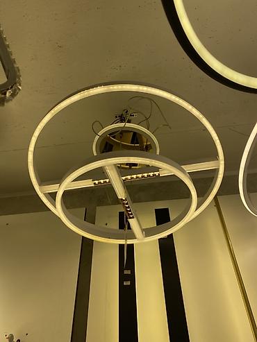Люстры: Подвесной светильник с LED-подсветкой в виде пересекающихся колец. - — 1