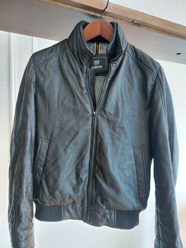 Рубашки: 100 % dəri .Cox keyfiyyətli İtaliya istehsalı olan "Mabrun " firma