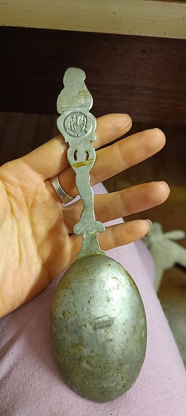 komode bele forma ideale: Dekorativna kašika od sivog metala sa reljefnim motivima - Materijal — 2