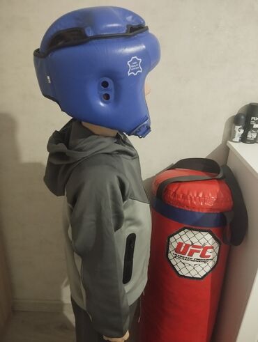 Спортивные сумки: Кожаный шлем, почти новый, для тэквандо, кимоно на 6-10 лет, турник — 5