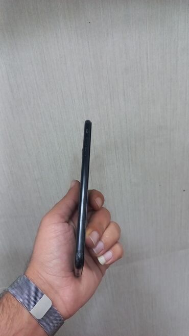 Digər mobil telefonlar: Satılır: 3 ədəd smartfon (şəkillərdə) 1) Apple iPhone (qara rəng) - — 31