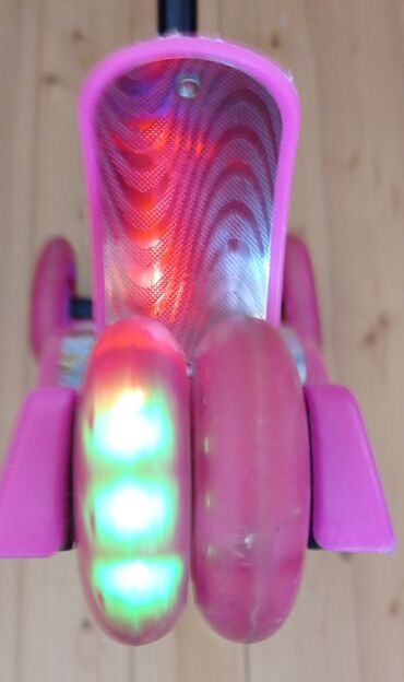 Samokatlar: Sukuter satılır Qiymäti 20 manata rängi çährayı qiz uşaĝi üçün -da lalafo.az — 8 Samokatlar: Sukuter satılır Qiymäti 20 manata rängi çährayı qiz uşaĝi üçün — 8