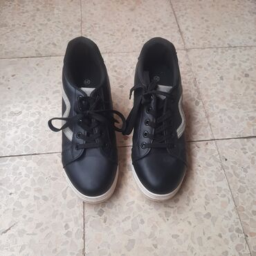 Women's Sneakers and athletic shoes: Cene 500 i 800 din
bele 1000 din — 4