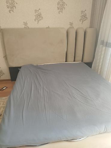 Yumşaq başlıqlı iki nəfərlik çarpayı satılır. Model müasir dizayna