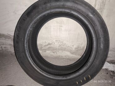 Шины: Автомобильная шина с размерами 215/55 R17, подходит для легковых