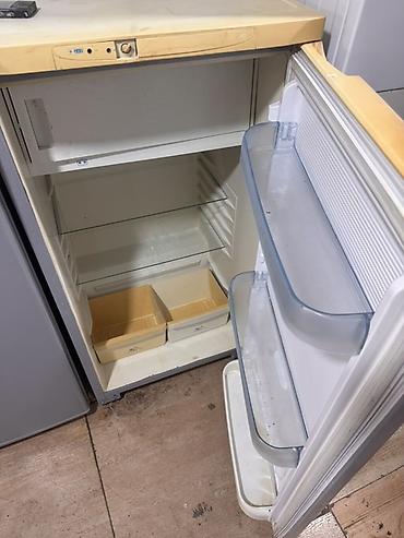 mini bar: Kompakt birkameralı soyuducu - Rəng: boz ön panel, açıq krem rəngli — 2