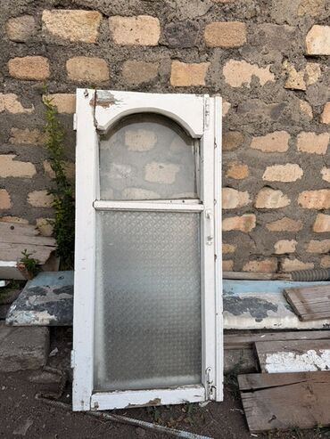 Barmaqlıqlar: Ağ rəngli taxta pəncərə çərçivəsi, üzərində şüşə elementləri var