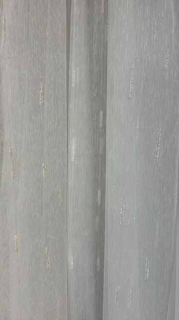 Pərdə və tüllər: Ağ rəngdə, zolaqlı dizaynı olan tül pərdə. Yüngül və şəffaf materialı — 6