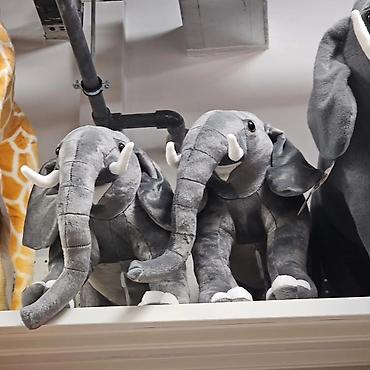 Plišane igračke: Slon igracka plisana Imamo u ponudi vece i manje Veci slon: 7200 din — 10