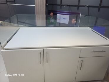 Другое торговое оборудование: Большой витриный,раздвижной стол!