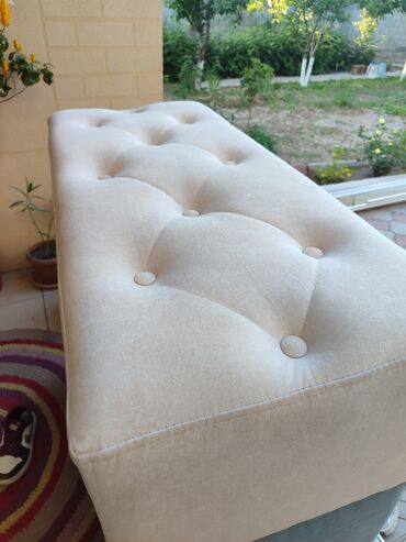 Пуфики: Элегантная банкетка прямоугольной формы, обтянутая мягкой тканью — 16