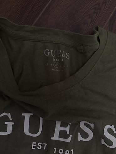shirt: GUESS T‑shirt - Brend: GUESS (EST. 1981 loqolu ön prinт) - Rəng — 2