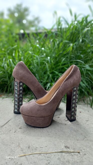 женская обувь новое: Туфли Olang, 35.5, цвет - Бежевый