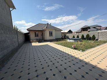 участок кунту: Дом с участком и мощёным двором - Одноэтажный дом с двускатной — 1
