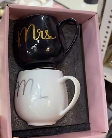 sa staklom: Set šolja “Mr & Mrs” u poklon kutiji. - Dve keramičke šolje u — 1