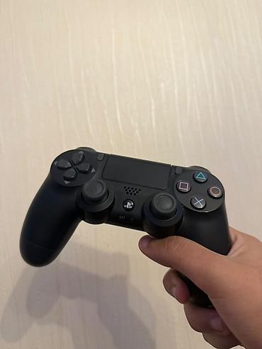 PS4 (Sony PlayStation 4): PlayStation 4 Slim oyun konsolu dəsti. Dəstə daxil olanlar: - Sony — 4