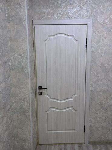 дверь внутренняя: Межкомнатная глухая дверь, МДФ, цвет - Серый, 200 * x 80 см, Б/у