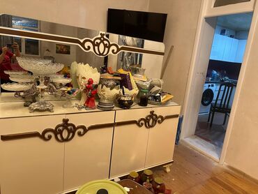 leziz dad qida mmc: Klassik üslubda dekorativ güzgülü bufet/konsol dəsti. - Ön hissədə