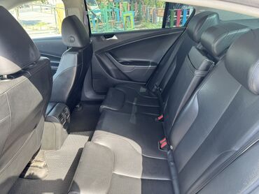 Volkswagen: Volkswagen Passat: 2 l | 2010 il Sedan — 2