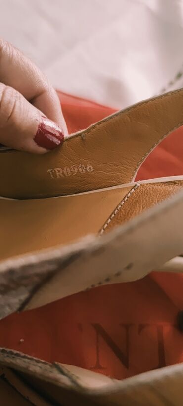 Salonke: Salonke, Dior, 37.5 — 14