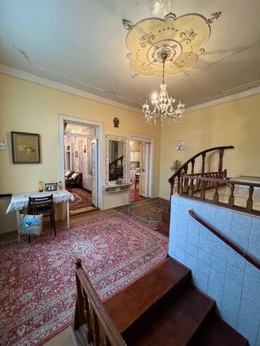Həyət evləri və villaların satışı: Geniş, klassik üslubda interyerə malik ev məkanı Xüsusiyyətlər: - — 4