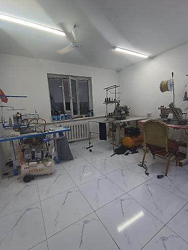 Аренда складов и мастерских: Помещение, оснащенное для пошива одежды, включает несколько рабочих — 4