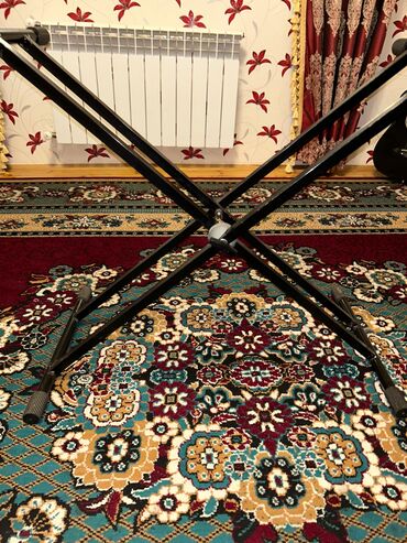 Пианино: Dəstək mexanizmi ilə tənzimlənən hündürlüyə malik qara rəngli X