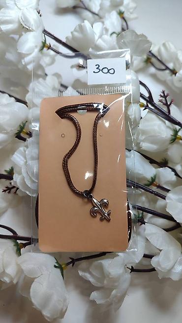 kofer sinsay: Ogrlica sa priveskom ljiljana (fleur-de-lis). - Tamnosmeđi pleteni — 1