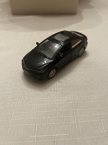 Avtomobil modelləri: Ağ rəngli mini model avtomobil – sedan/krossover üslubunda oyuncaq — 16