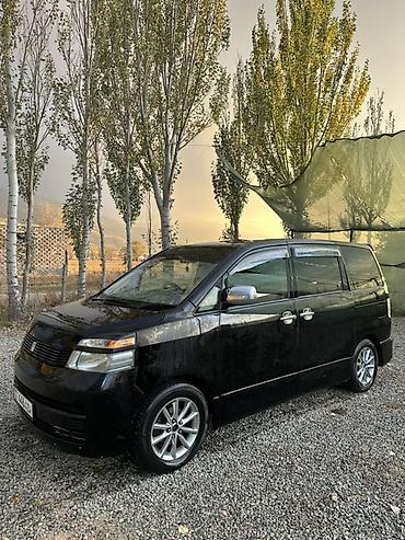 Voyah: Toyota Voxy: 2004 г., Автомат, Бензин, Минивэн — 1