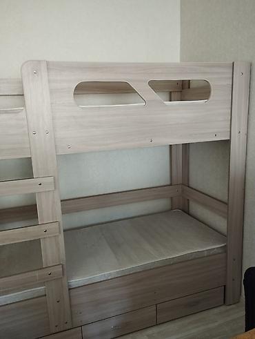 bunk bed: Двухъярусная кровать из ЛДСП в светлом древесном оттенке — 4