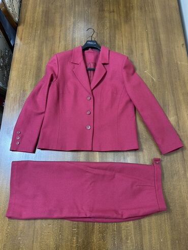 шелковая двойка: Женский костюм-двойка: жакет + юбка, насыщенный малиново-розовый цвет