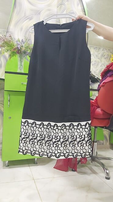 Kişi ayaqqabıları: Qara rəngli, dizə qədər uzunluqda, qolsuz qadın donu. - Klassik