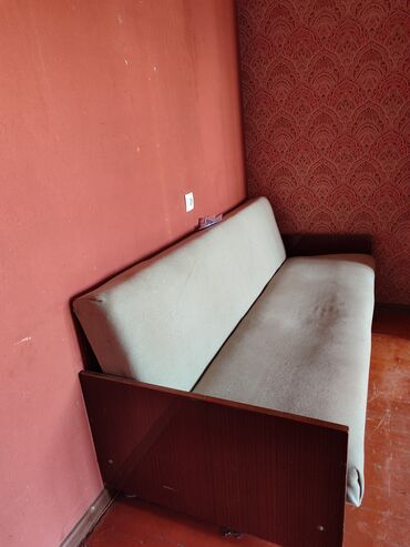 диван деревянный: Диван-кровать, цвет - Серый, Б/у
