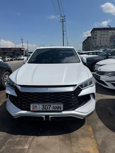 дополнительная фара: Белый кроссовер BYD Song Plus с современным дизайном. Модель оснащена