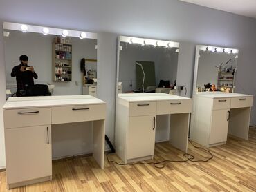 salon masası: Ağ rəngdə olan bu tualet masası, qarderob və ya makiyaj otağı üçün