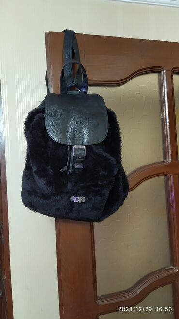 женские пуховики с меховой отделкой: Кожаный рюкзак с меховой вставкой от бренда Picard в идеальном