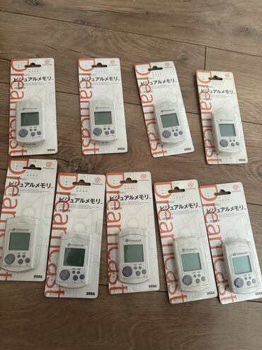 Другие аксессуары: VMU Dreamcast они же карты памяти с экранами, запакованные, новые