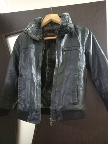 деми куртка детская: Продаю, детскую кожанную зимнюю куртку .Вещи почти новые. Куртка на