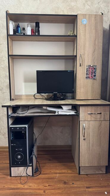 шкаф для папок в офис: Компьютерный стол, С полками