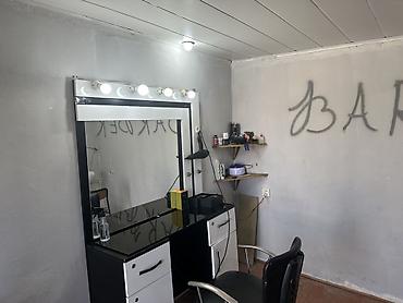 Salon, tibbi mebel: Berber mebeli stolu ve tokla isti su gelen uvanlik satilır — 1