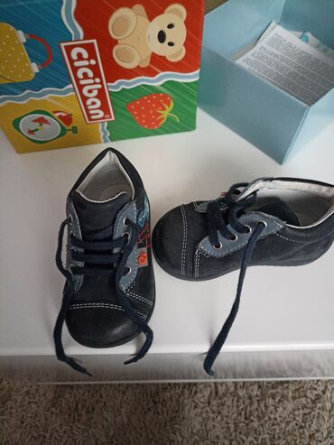 Dečija obuća: Ciciban cipelice nosene samo jednom.
18.br, bukvalno kao nove