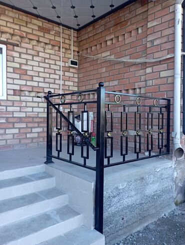 Откатные ворота: Элегантные кованые ворота черного цвета с изящными золотистыми — 26