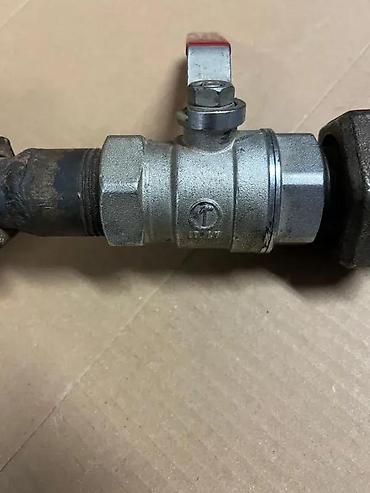 Ostale sanitarije: Industrijski set ventila i fitinga za gas/vodu Opis: - 2 kom — 7