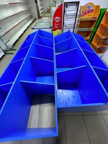 купить полку для обуви: Стеллаж ярко-синего цвета с несколькими отделениями для товаров. Может